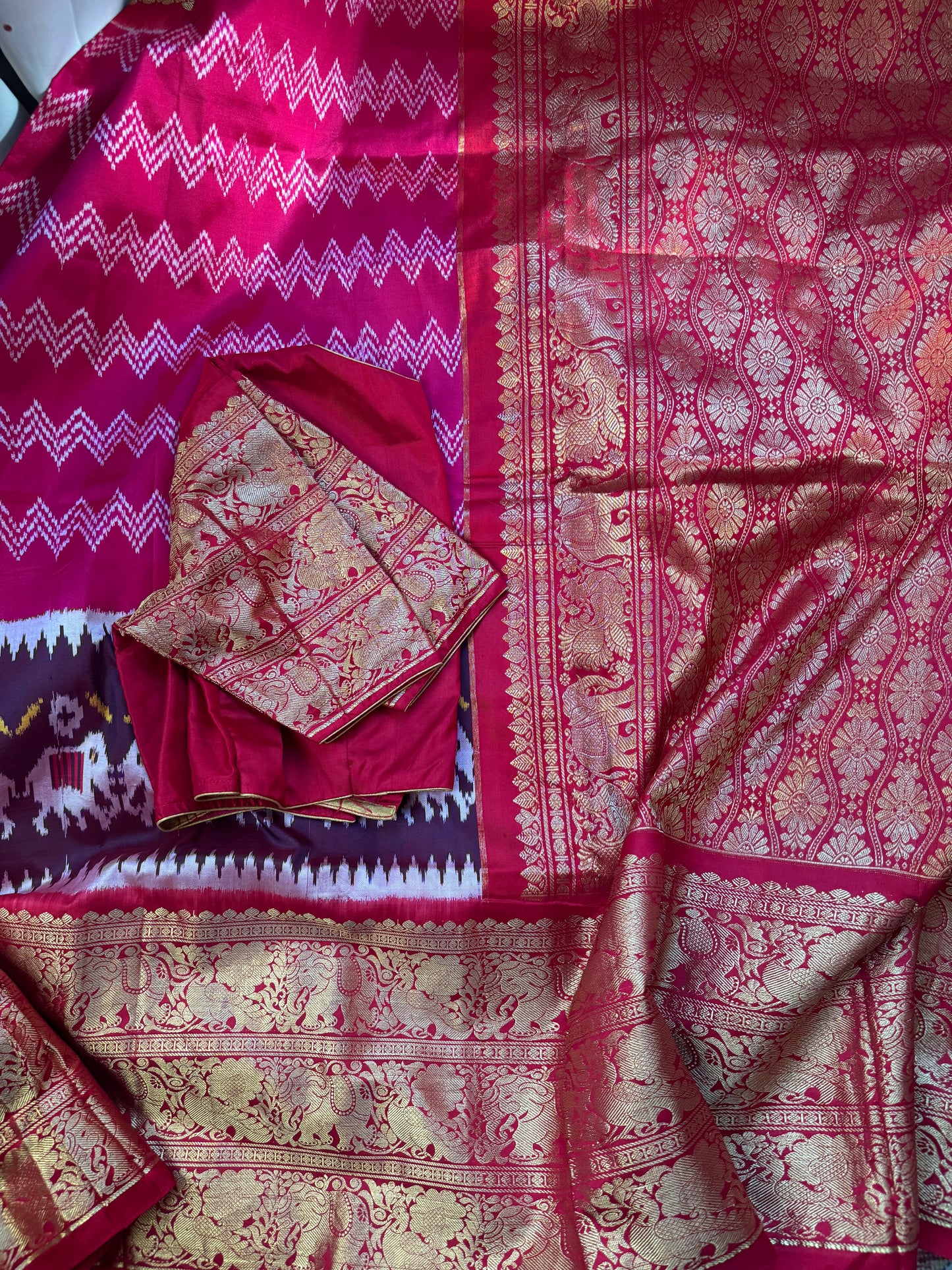 Pink ikkath Patola with Red Kanchi Border.