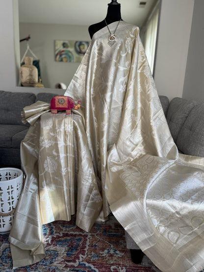 Mangalagiri Tissue Saree in Gold-Silver